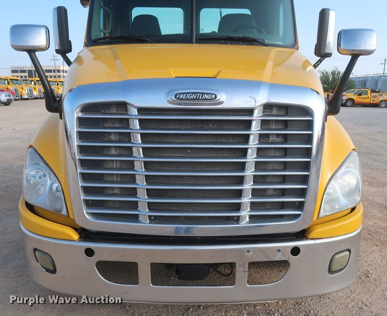 image for item HJ9356 2016 Freightliner Cascadia 125  semi truck