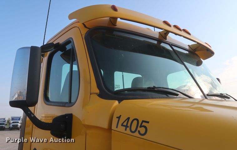 image for item HJ9356 2016 Freightliner Cascadia 125  semi truck