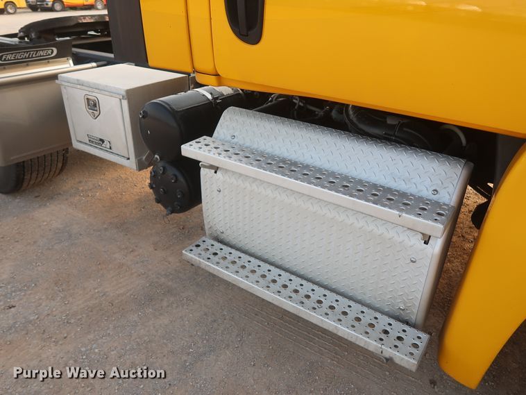 image for item HJ9356 2016 Freightliner Cascadia 125  semi truck