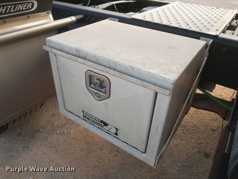 image for item HJ9356 2016 Freightliner Cascadia 125  semi truck