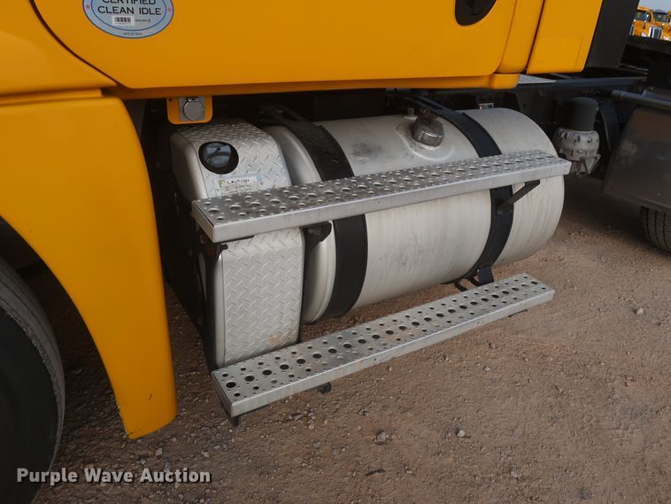 image for item HJ9356 2016 Freightliner Cascadia 125  semi truck