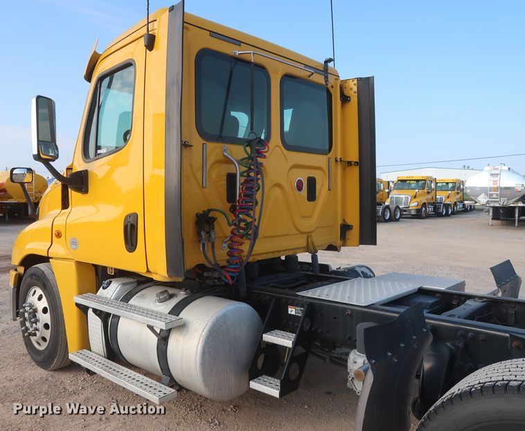 image for item HJ9356 2016 Freightliner Cascadia 125  semi truck