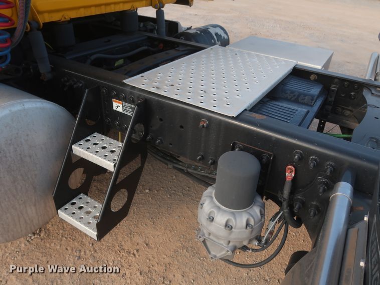 image for item HJ9356 2016 Freightliner Cascadia 125  semi truck