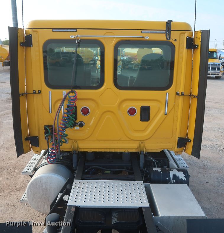 image for item HJ9356 2016 Freightliner Cascadia 125  semi truck