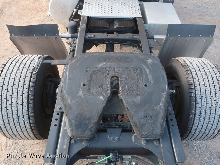 image for item HJ9356 2016 Freightliner Cascadia 125  semi truck