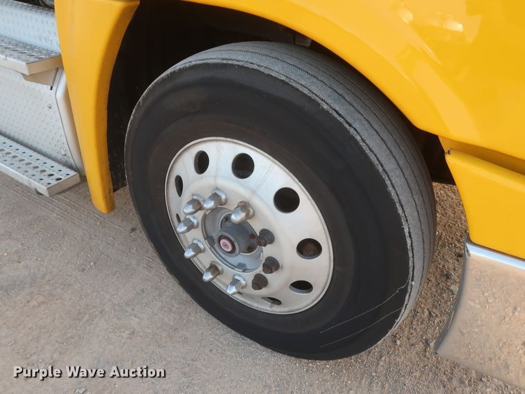 image for item HJ9356 2016 Freightliner Cascadia 125  semi truck