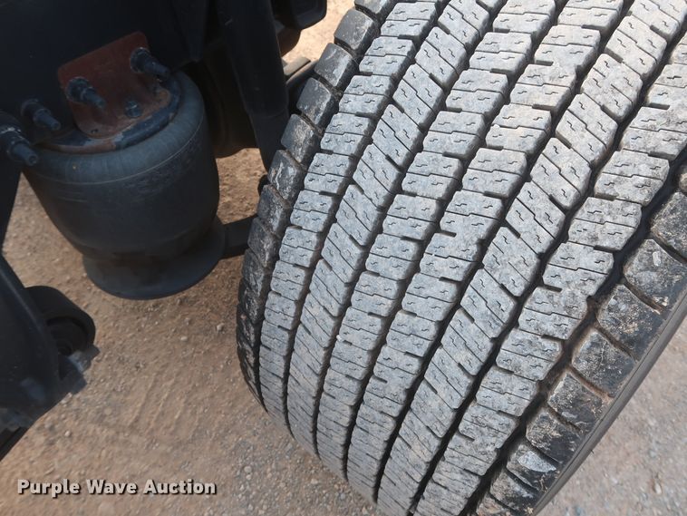 image for item HJ9356 2016 Freightliner Cascadia 125  semi truck