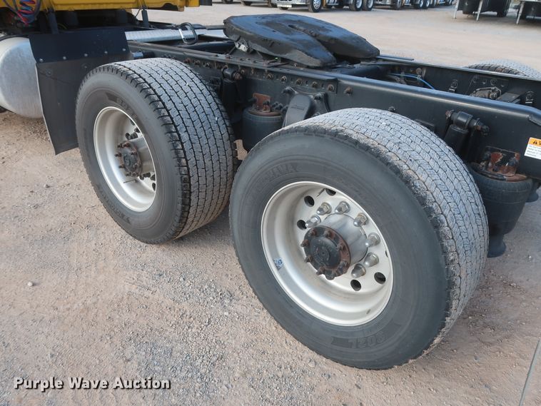 image for item HJ9356 2016 Freightliner Cascadia 125  semi truck