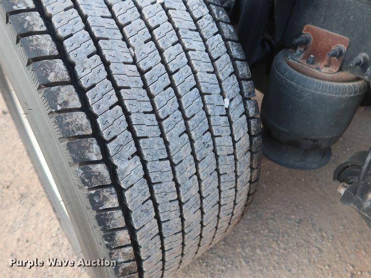 image for item HJ9356 2016 Freightliner Cascadia 125  semi truck