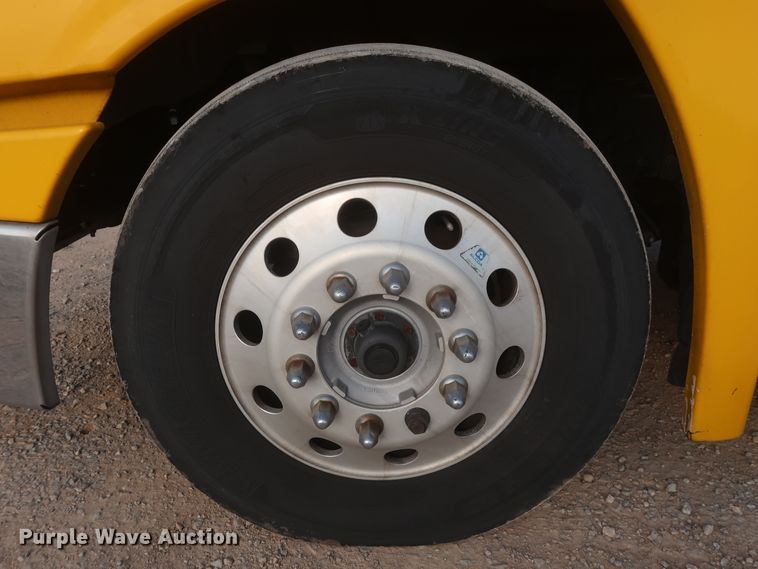 image for item HJ9356 2016 Freightliner Cascadia 125  semi truck