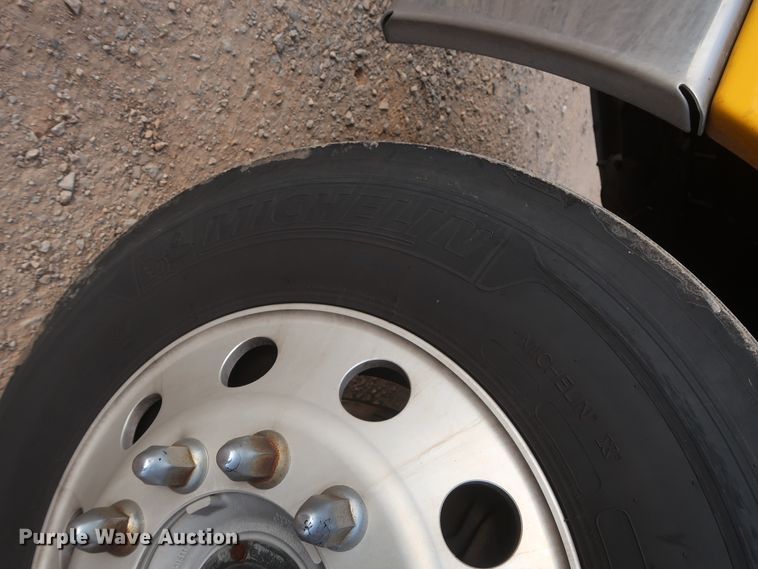 image for item HJ9356 2016 Freightliner Cascadia 125  semi truck