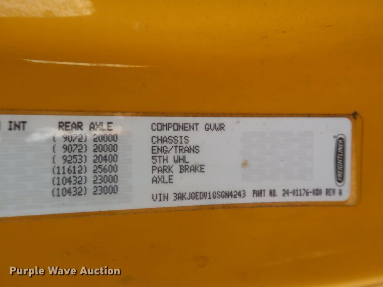 image for item HJ9356 2016 Freightliner Cascadia 125  semi truck