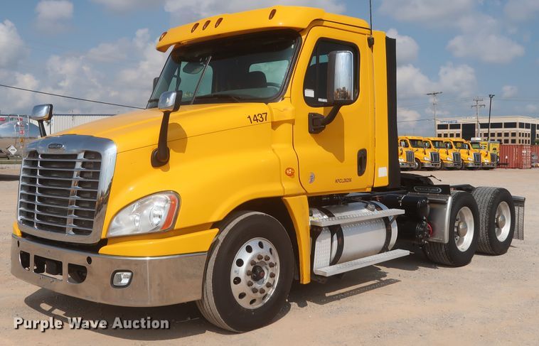 image for item HJ9357 2017 Freightliner Cascadia 125  semi truck