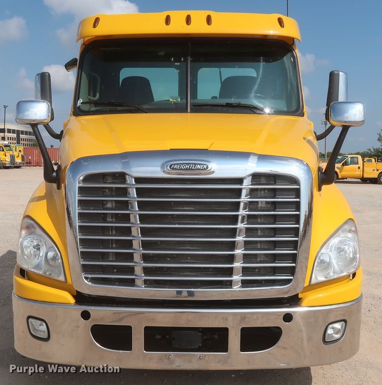 image for item HJ9357 2017 Freightliner Cascadia 125  semi truck