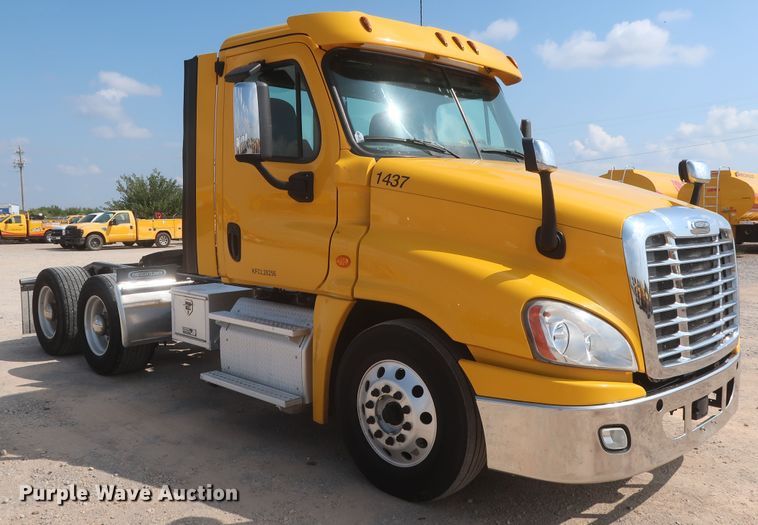 image for item HJ9357 2017 Freightliner Cascadia 125  semi truck