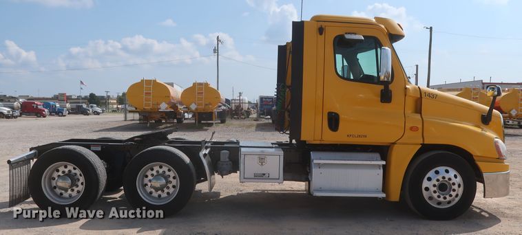 image for item HJ9357 2017 Freightliner Cascadia 125  semi truck