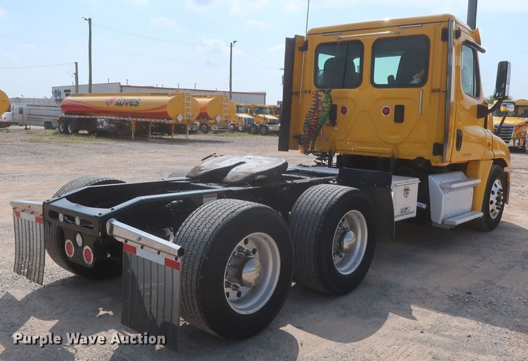 image for item HJ9357 2017 Freightliner Cascadia 125  semi truck