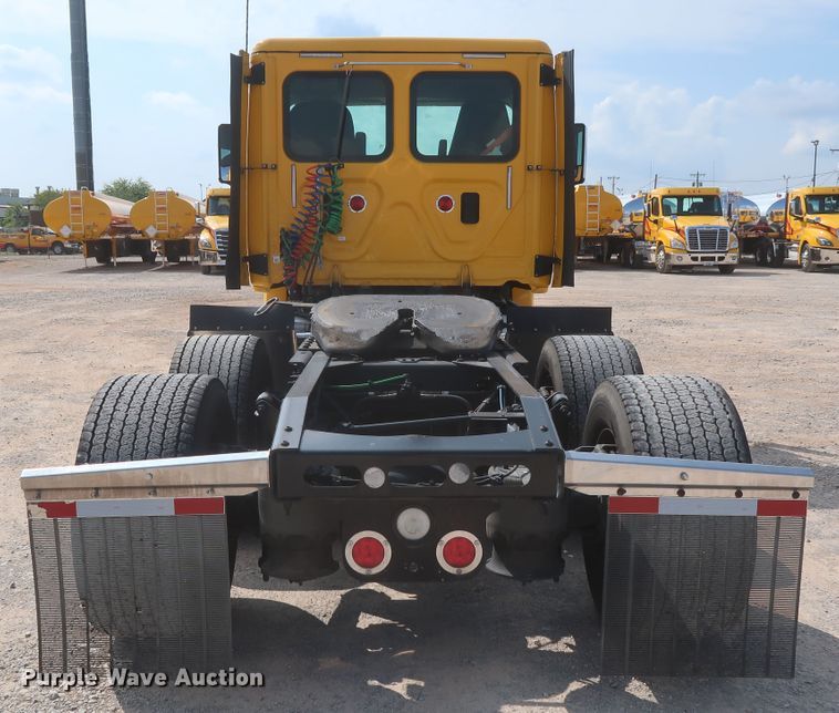 image for item HJ9357 2017 Freightliner Cascadia 125  semi truck