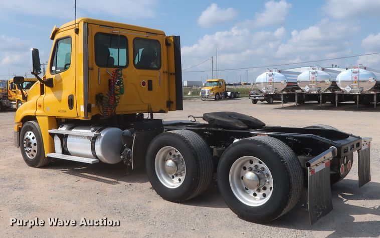 image for item HJ9357 2017 Freightliner Cascadia 125  semi truck