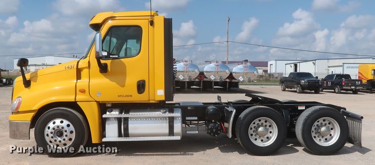 image for item HJ9357 2017 Freightliner Cascadia 125  semi truck