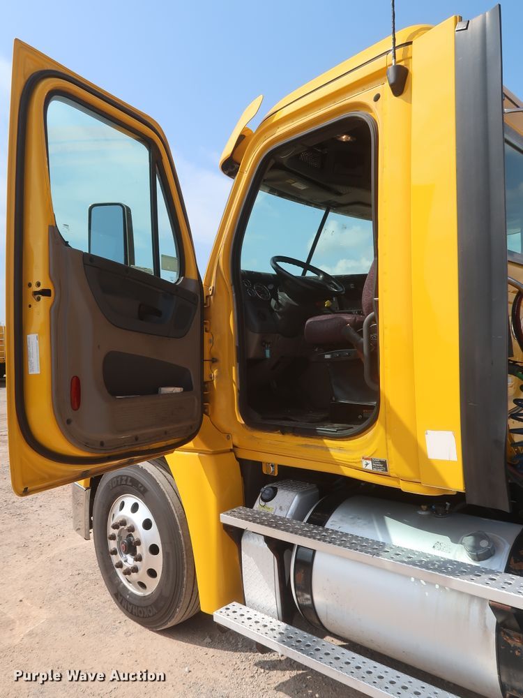 image for item HJ9357 2017 Freightliner Cascadia 125  semi truck