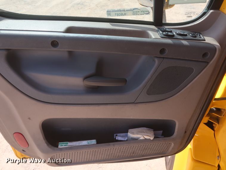 image for item HJ9357 2017 Freightliner Cascadia 125  semi truck