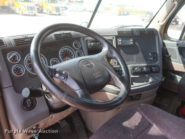 image for item HJ9357 2017 Freightliner Cascadia 125  semi truck