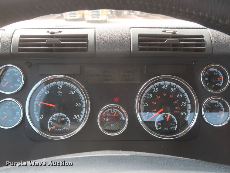 image for item HJ9357 2017 Freightliner Cascadia 125  semi truck