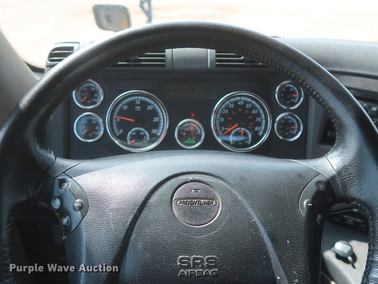 image for item HJ9357 2017 Freightliner Cascadia 125  semi truck