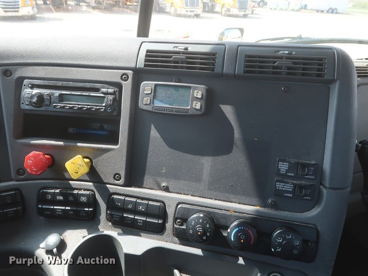 image for item HJ9357 2017 Freightliner Cascadia 125  semi truck