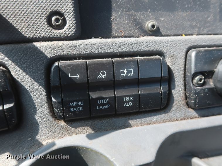 image for item HJ9357 2017 Freightliner Cascadia 125  semi truck