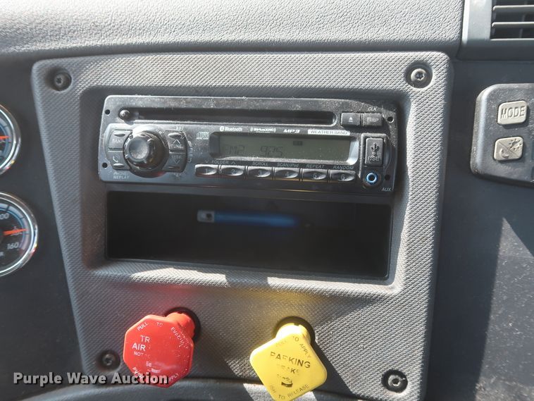 image for item HJ9357 2017 Freightliner Cascadia 125  semi truck