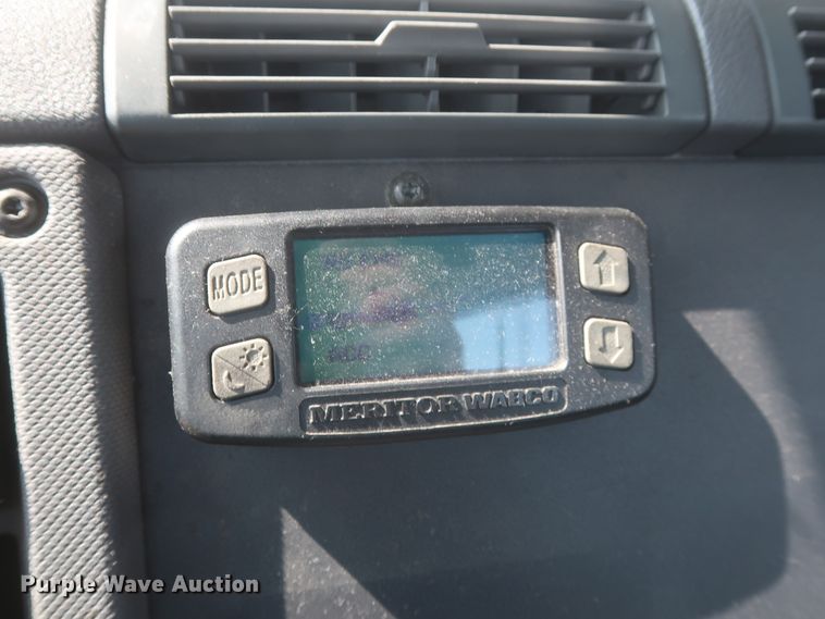 image for item HJ9357 2017 Freightliner Cascadia 125  semi truck