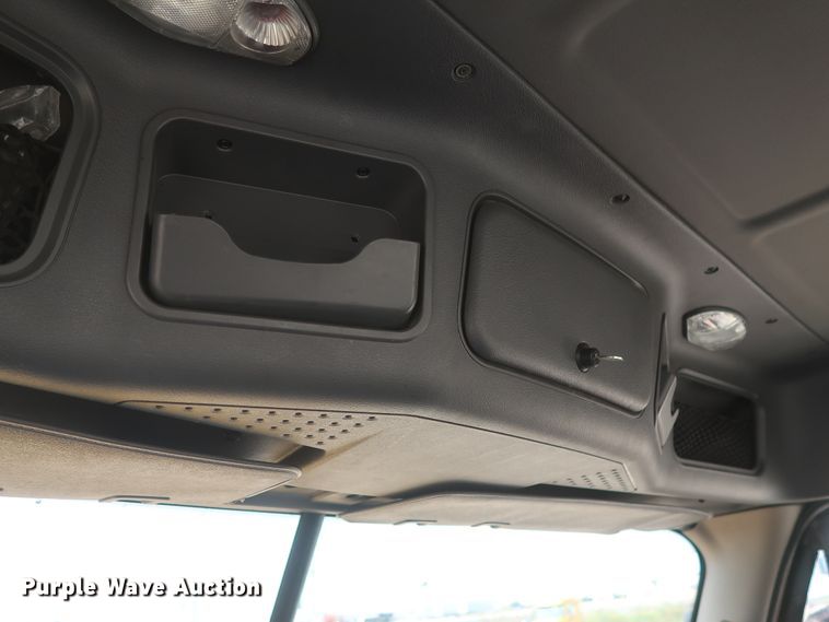 image for item HJ9357 2017 Freightliner Cascadia 125  semi truck