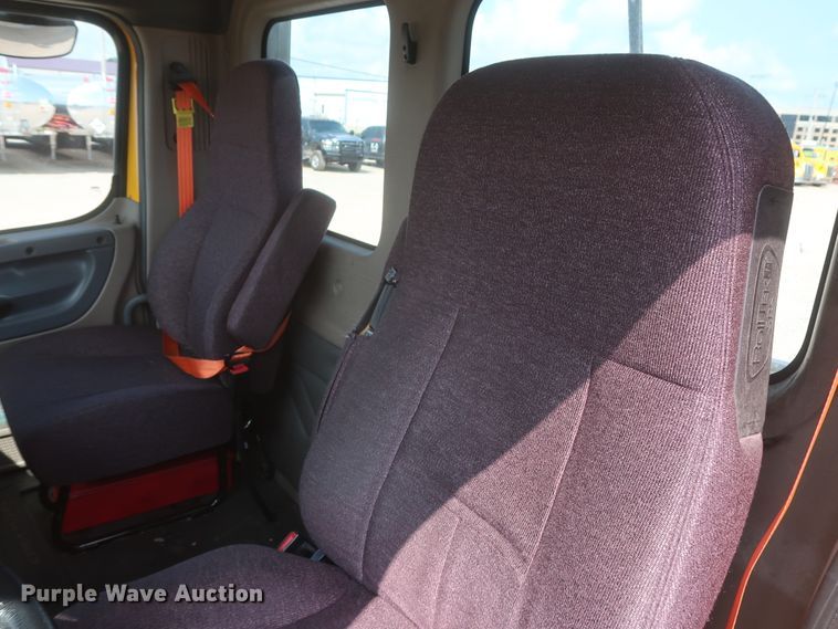 image for item HJ9357 2017 Freightliner Cascadia 125  semi truck