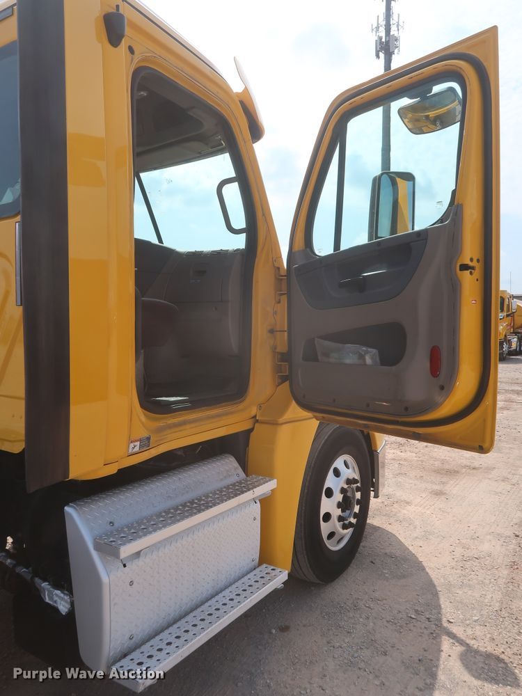 image for item HJ9357 2017 Freightliner Cascadia 125  semi truck