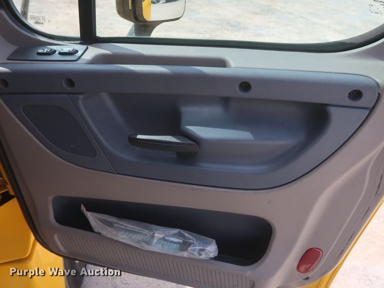 image for item HJ9357 2017 Freightliner Cascadia 125  semi truck