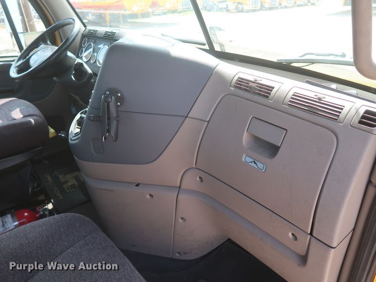 image for item HJ9357 2017 Freightliner Cascadia 125  semi truck