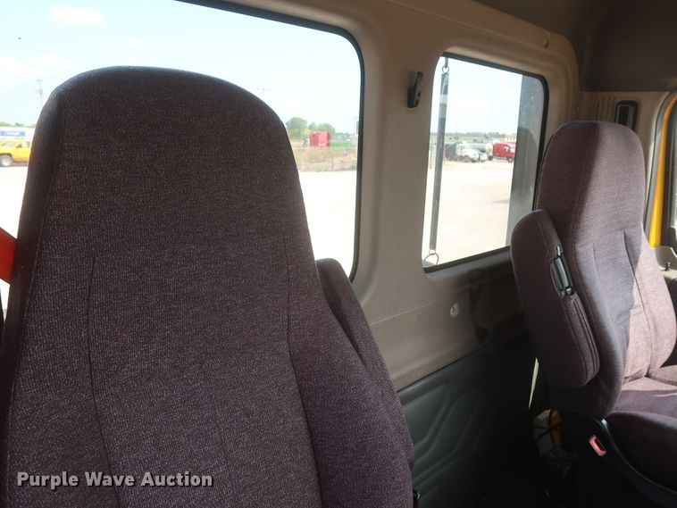 image for item HJ9357 2017 Freightliner Cascadia 125  semi truck