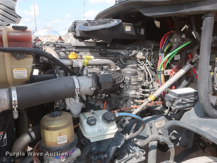 image for item HJ9357 2017 Freightliner Cascadia 125  semi truck