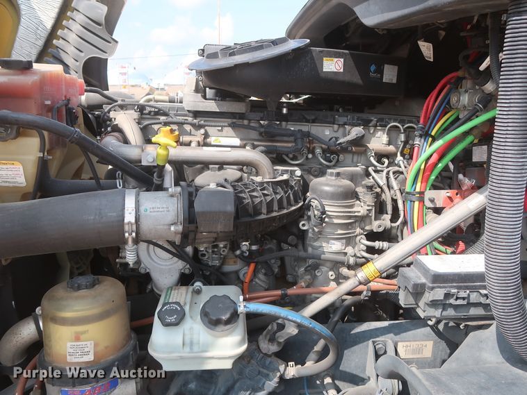 image for item HJ9357 2017 Freightliner Cascadia 125  semi truck