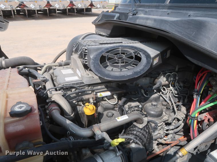 image for item HJ9357 2017 Freightliner Cascadia 125  semi truck