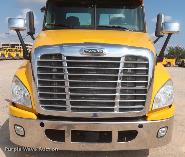 image for item HJ9357 2017 Freightliner Cascadia 125  semi truck