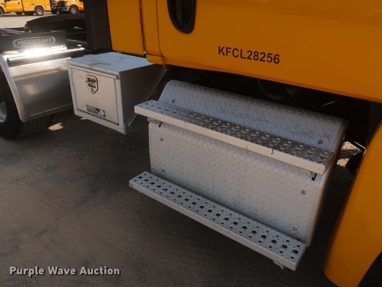 image for item HJ9357 2017 Freightliner Cascadia 125  semi truck