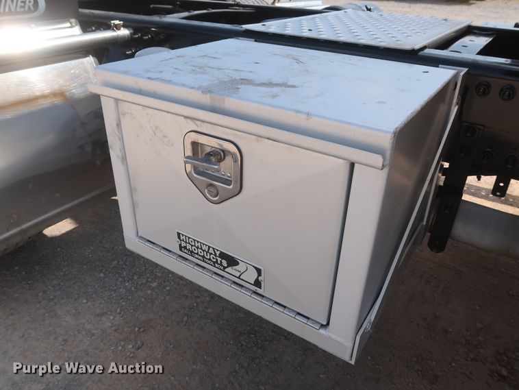 image for item HJ9357 2017 Freightliner Cascadia 125  semi truck