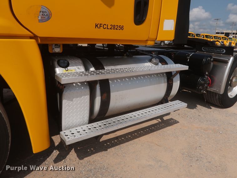 image for item HJ9357 2017 Freightliner Cascadia 125  semi truck