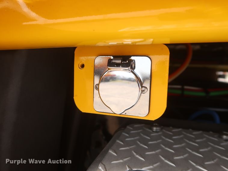 image for item HJ9357 2017 Freightliner Cascadia 125  semi truck