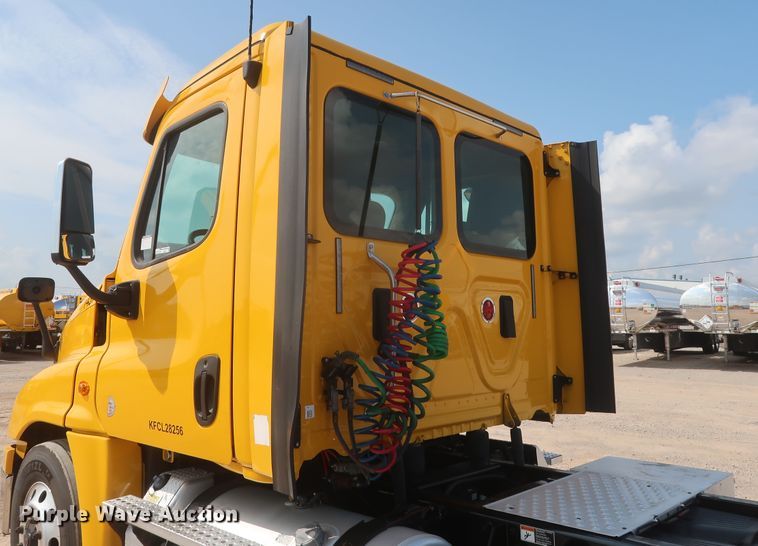 image for item HJ9357 2017 Freightliner Cascadia 125  semi truck