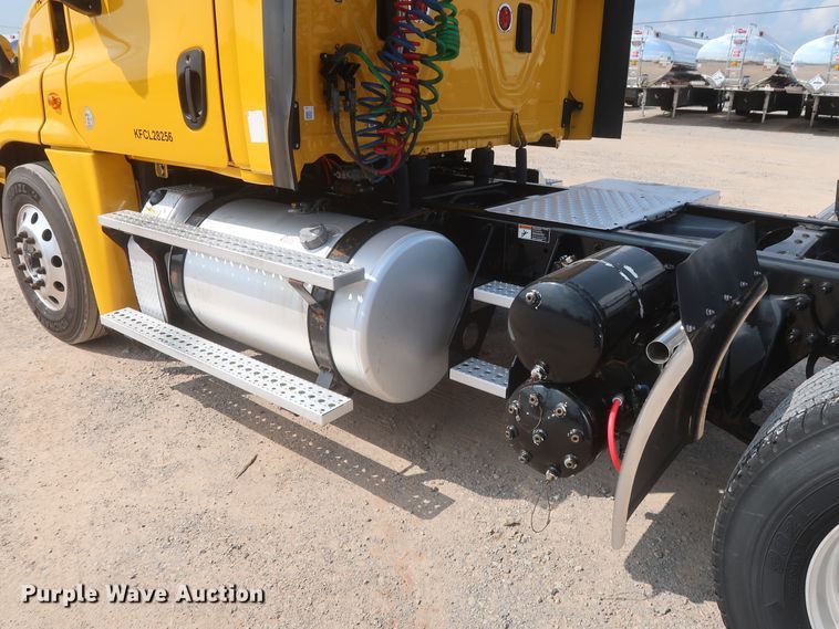 image for item HJ9357 2017 Freightliner Cascadia 125  semi truck