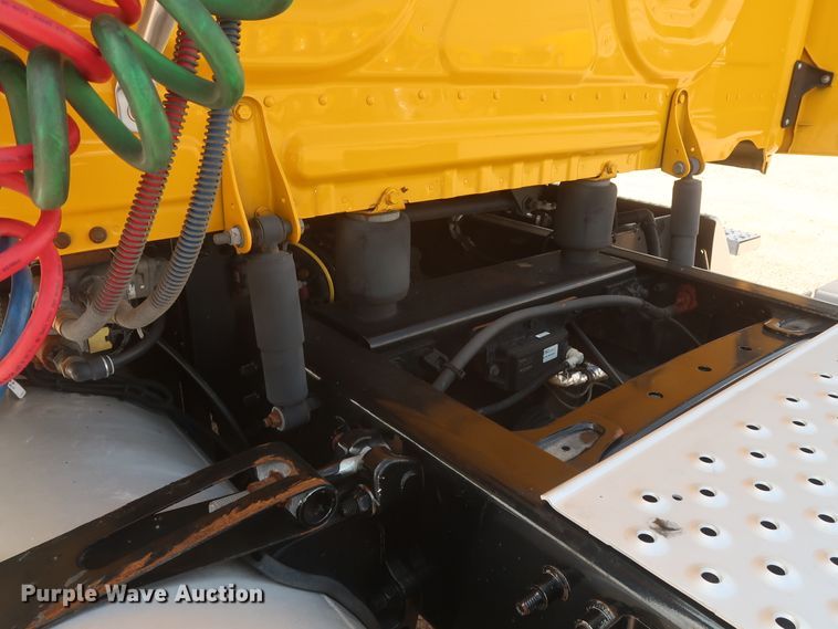 image for item HJ9357 2017 Freightliner Cascadia 125  semi truck